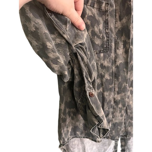 BELLA DAHL Green Leopard Print Split Back Button Down Size Small Tencel - Picture 6 of 9